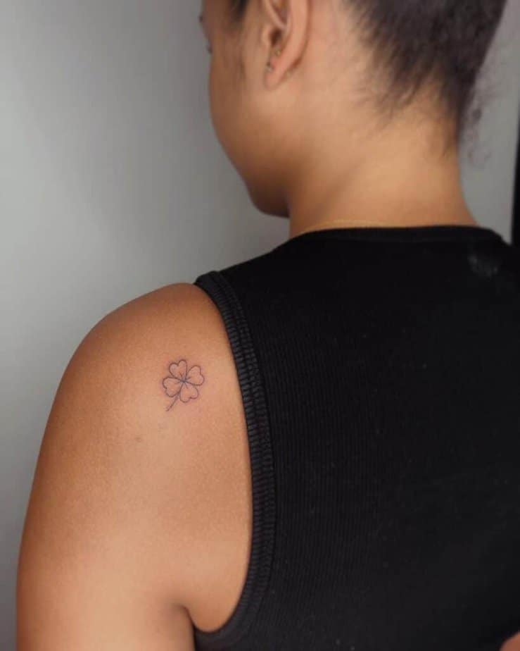 4. Un tatuaggio a forma di quadrifoglio sulla spalla