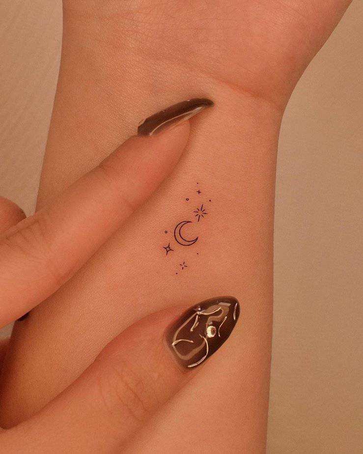 4. Un tatuaggio con una piccola luna scintillante