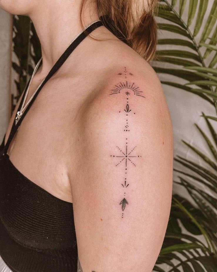 7. Un tatuaggio ornamentale scintillante sulla spalla