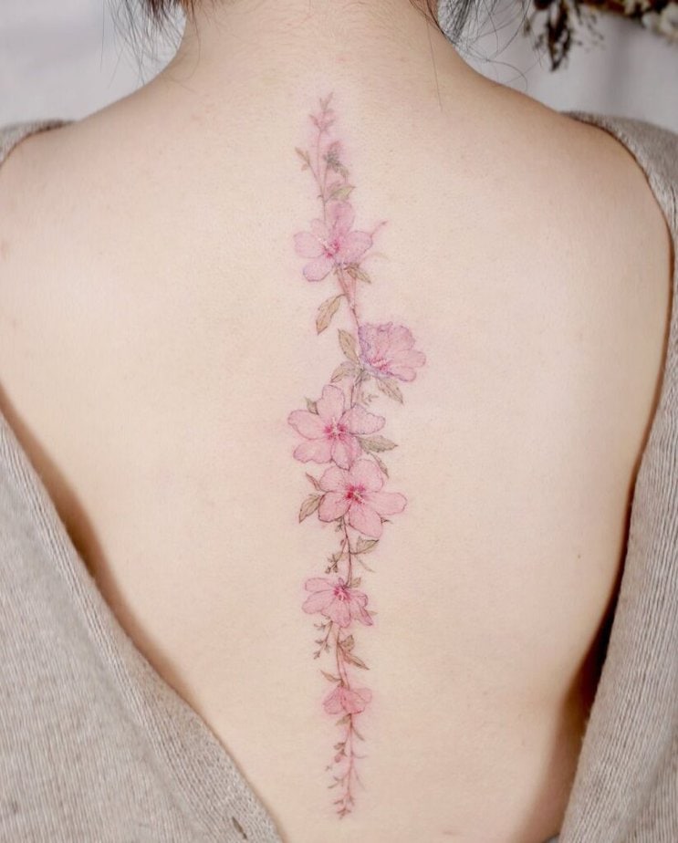 Un bellissimo tatuaggio della colonna vertebrale a forma di fiore
