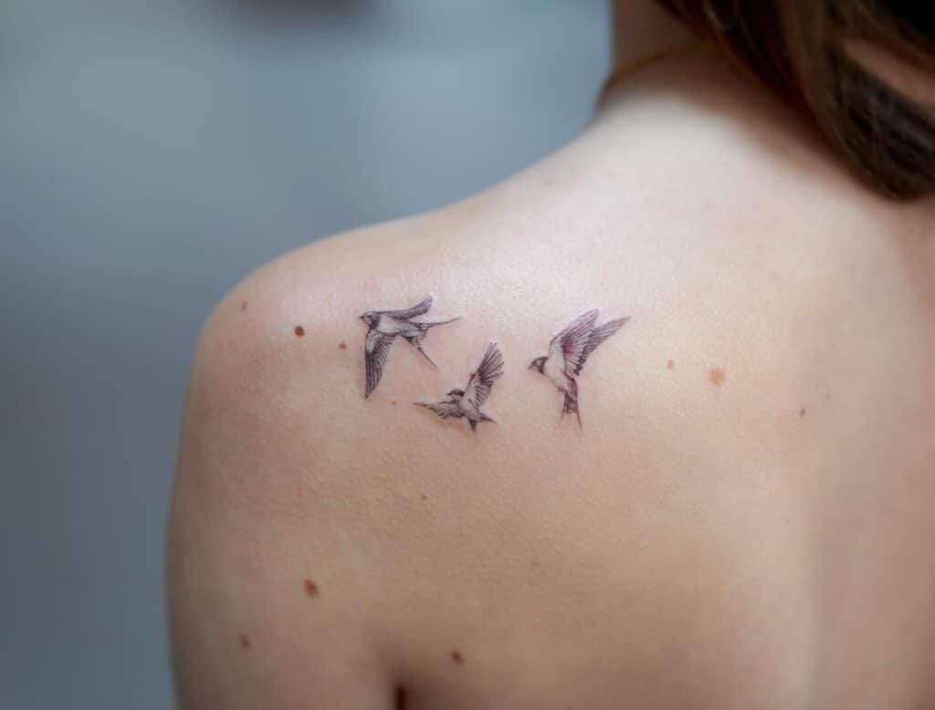 Tatuaggio di un uccello sulla schiena