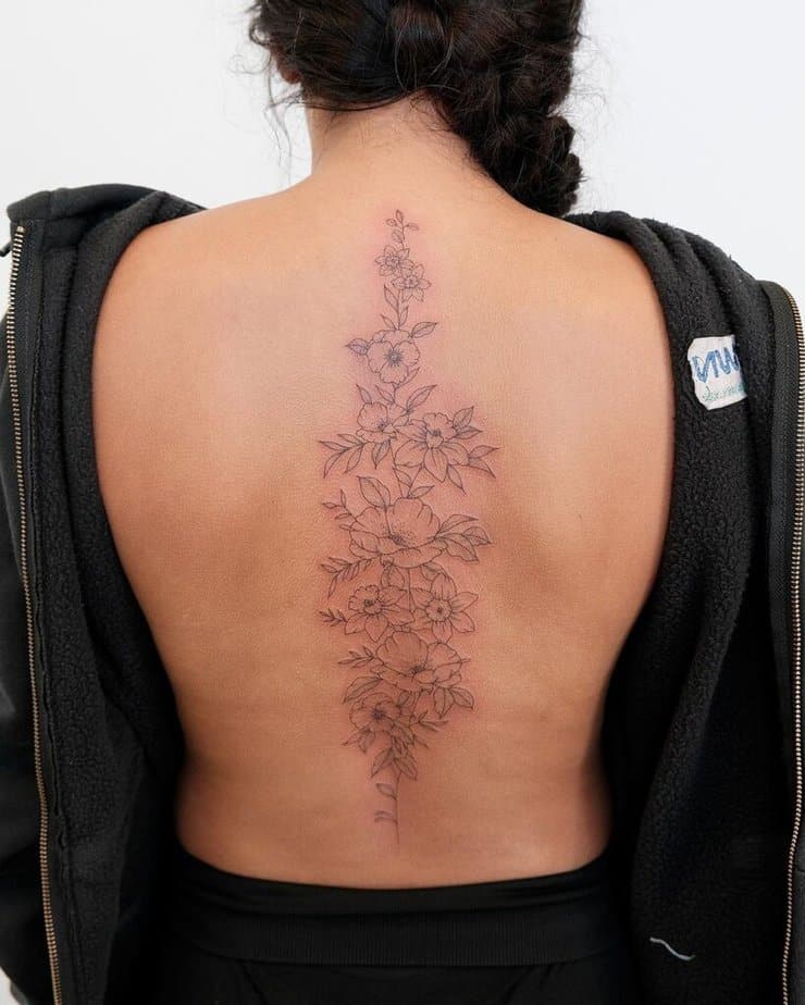 Tatuaggio della colonna vertebrale con fiore di nascita