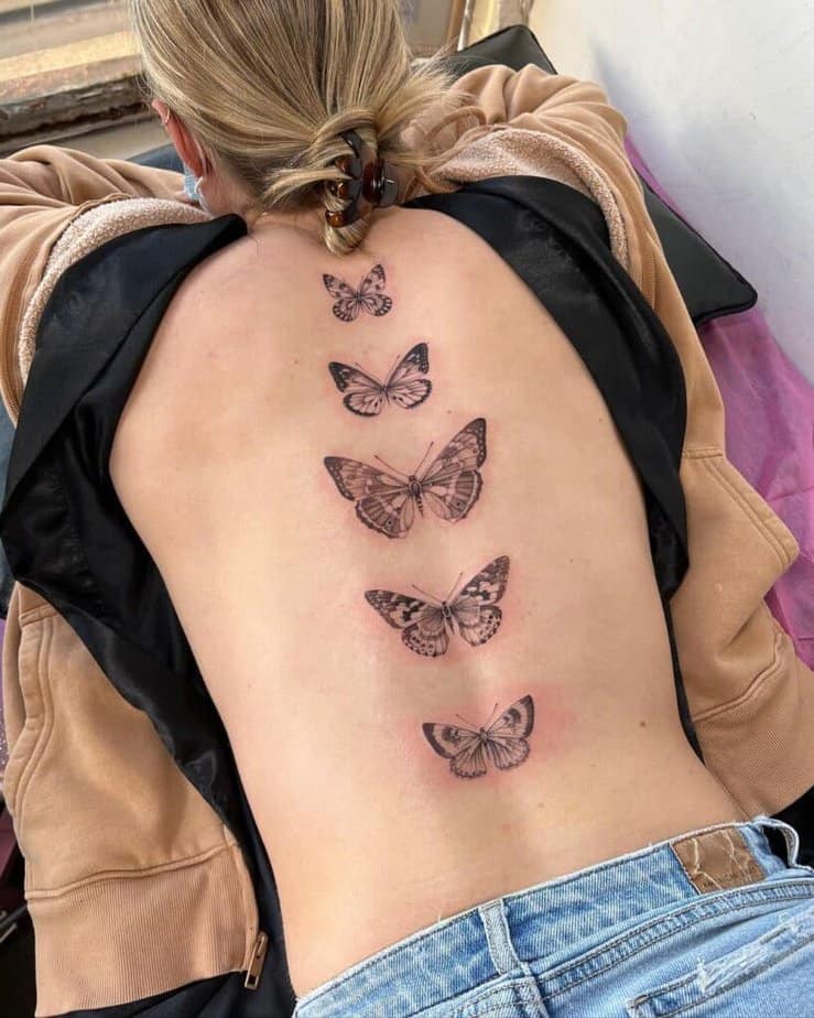Tatuaggio della colonna vertebrale a farfalla