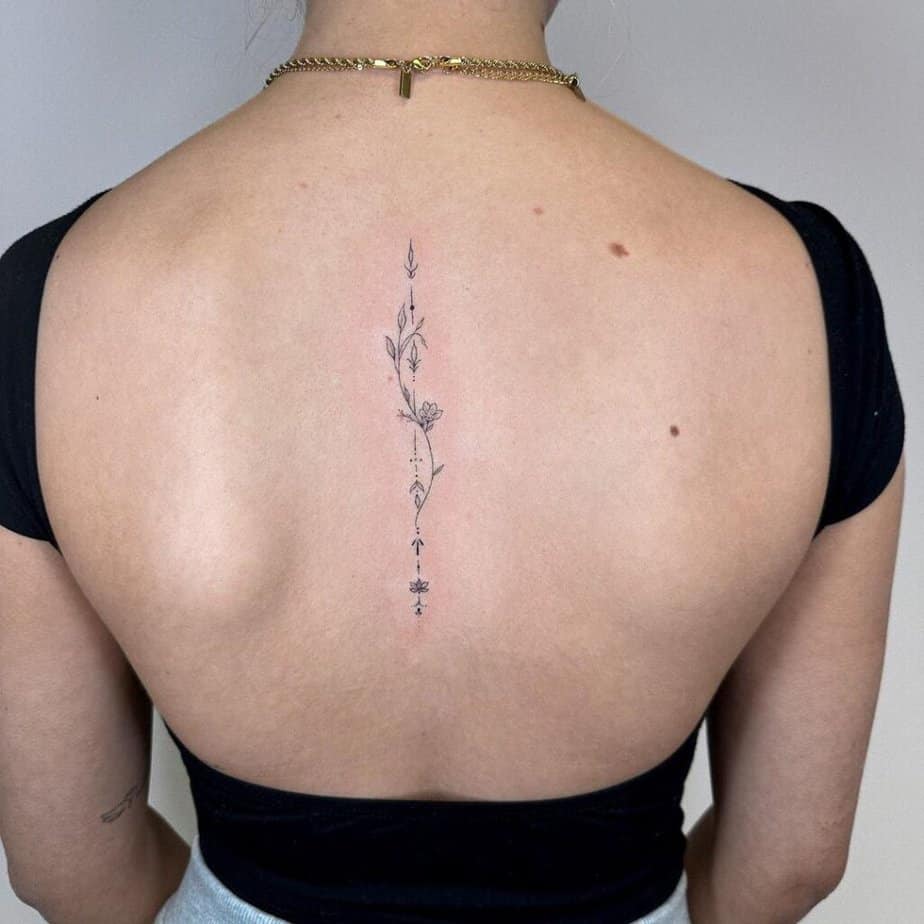 Un simpatico tatuaggio sulla spina dorsale