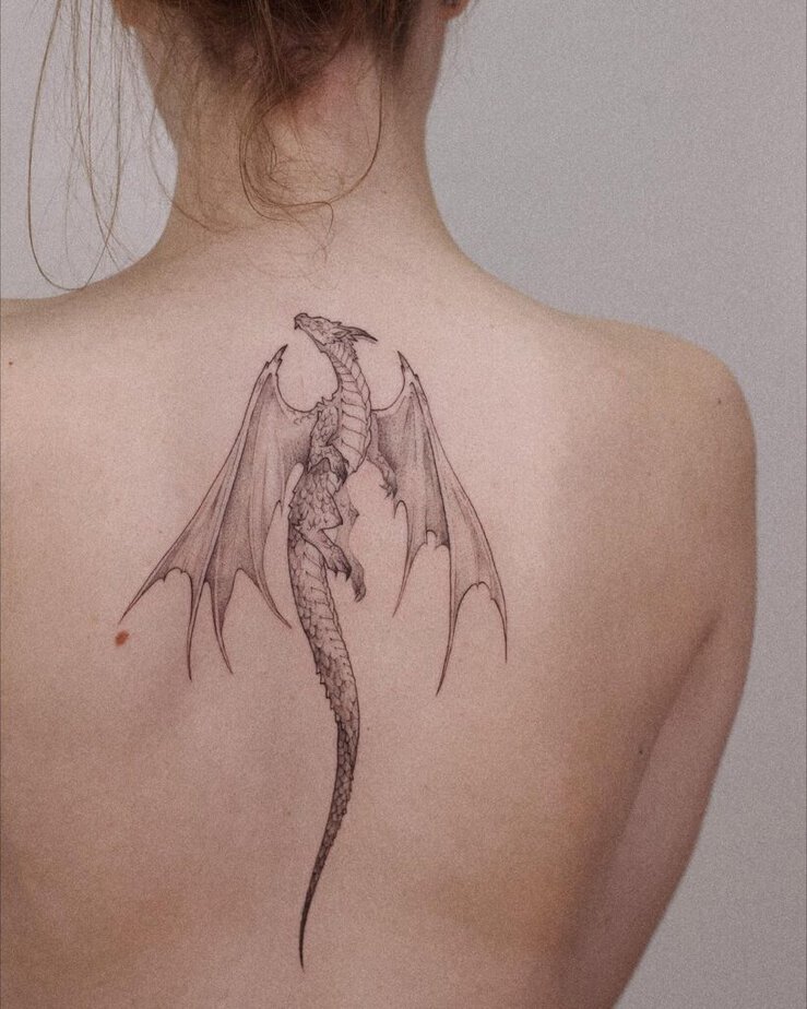 Un audace tatuaggio a forma di drago