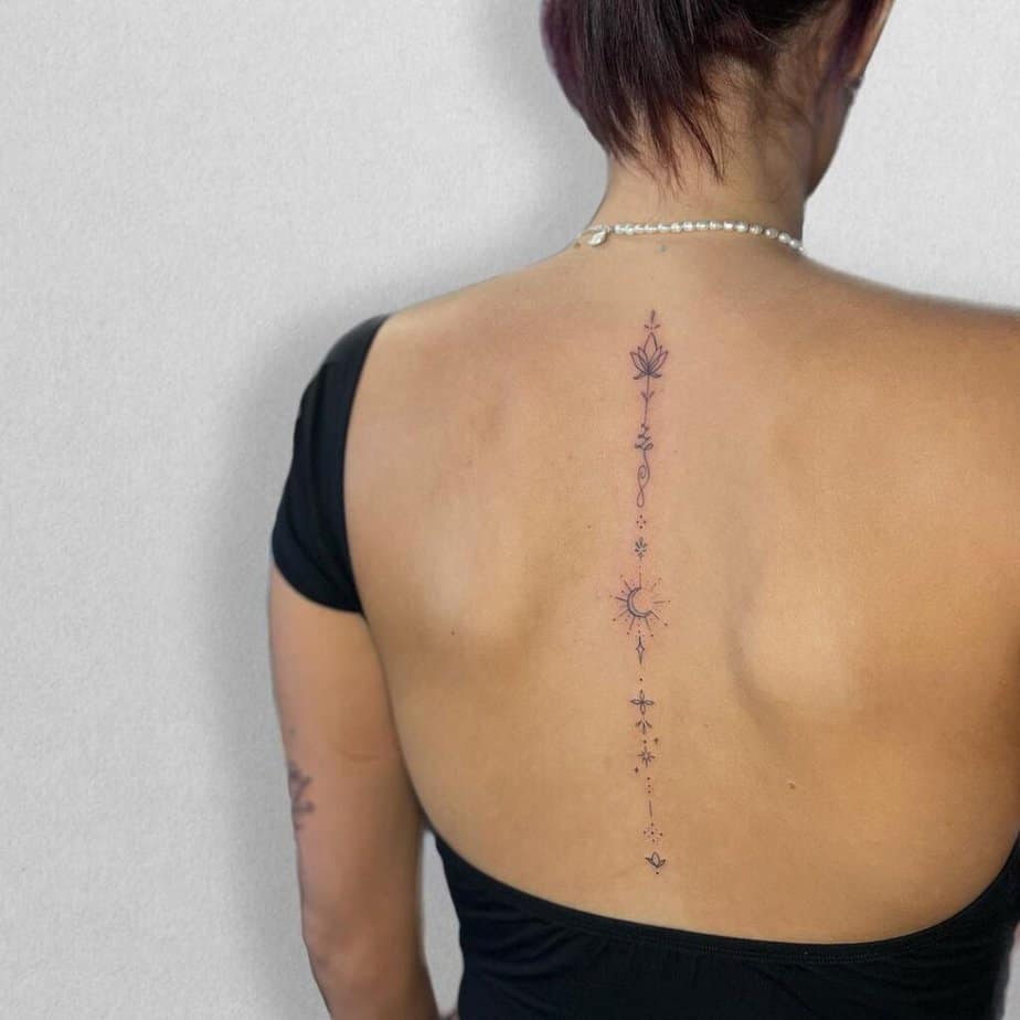 Tatuaggio della colonna vertebrale con fiore di loto