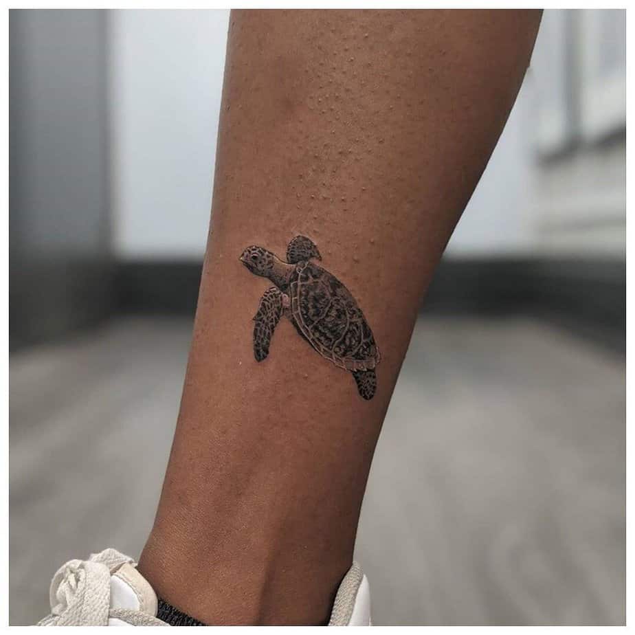 21. A realistic sea turtle tattoo
