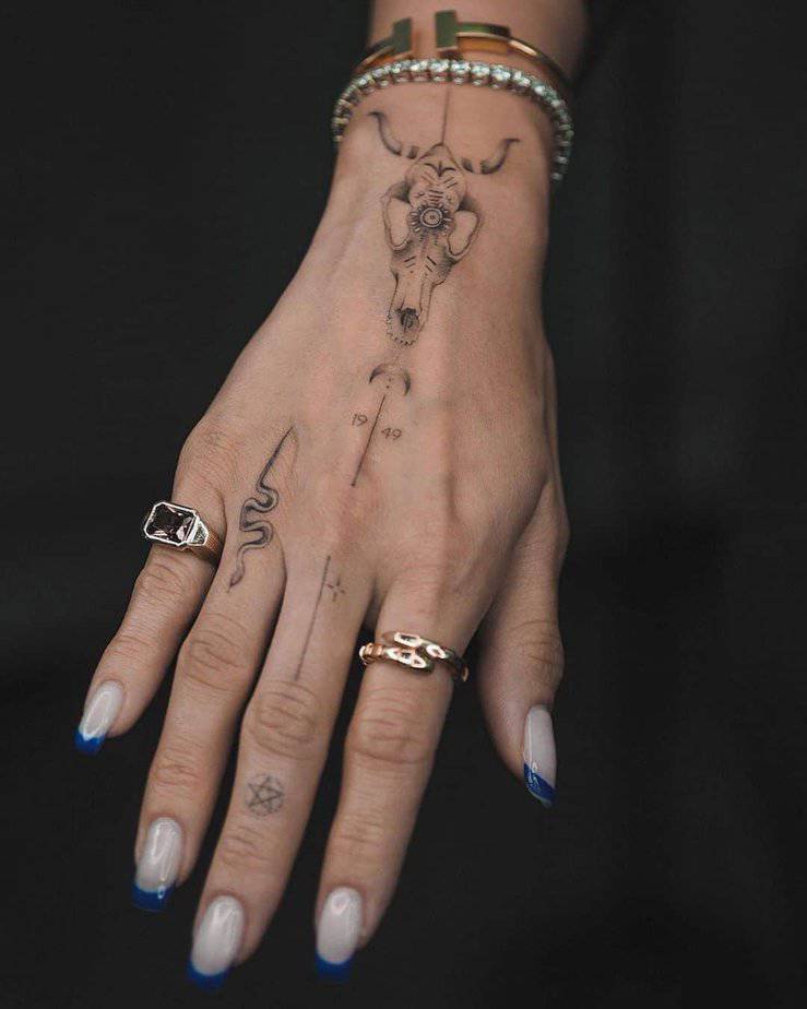 Tatuaggio di un teschio spaventoso sulla mano
