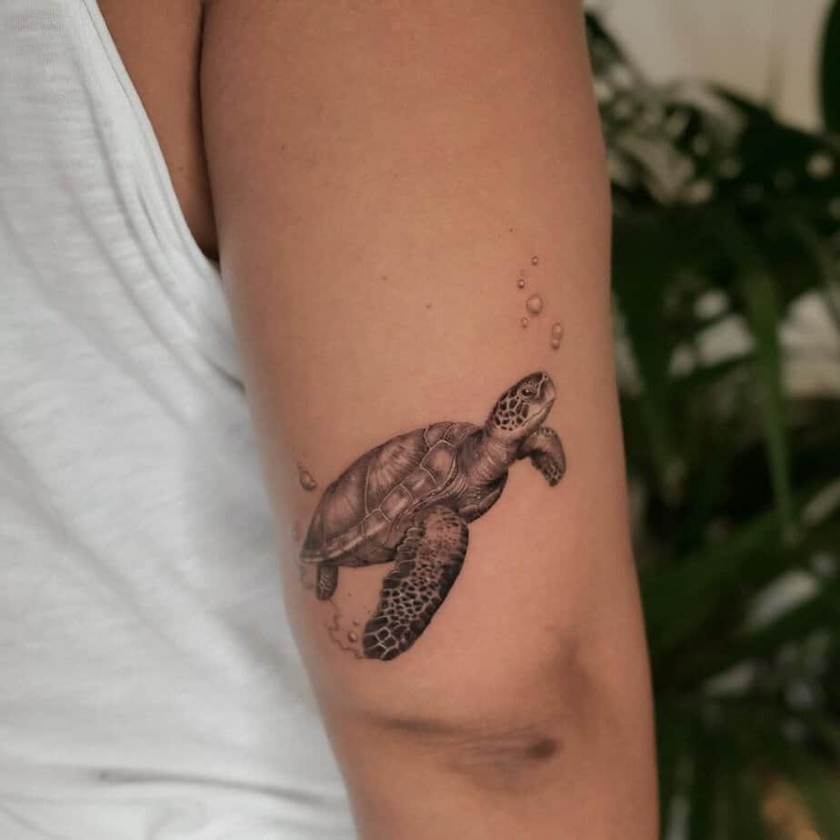 19. Tatuaggio di una tartaruga marina sul retro del braccio