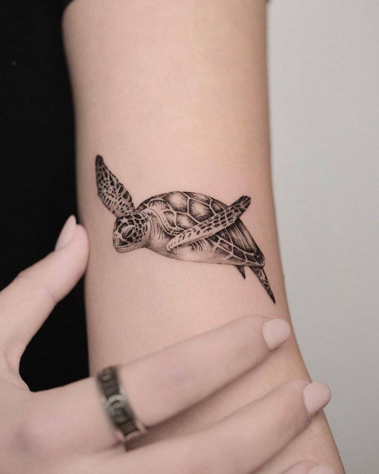 1. Un semplice tatuaggio a forma di tartaruga marina