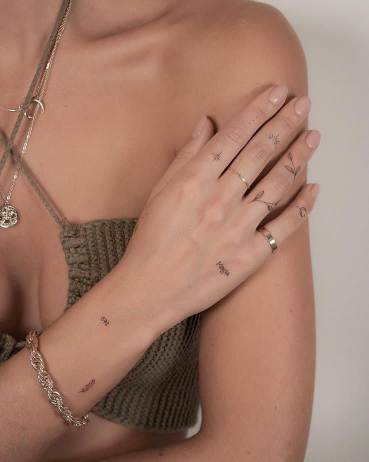 Una serie di tatuaggi adesivi sulla mano