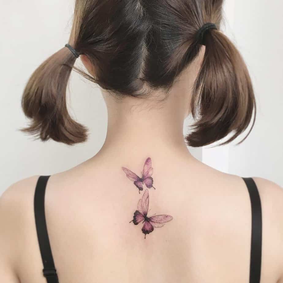 Un piccolo e semplice tatuaggio a farfalla sulla spina dorsale