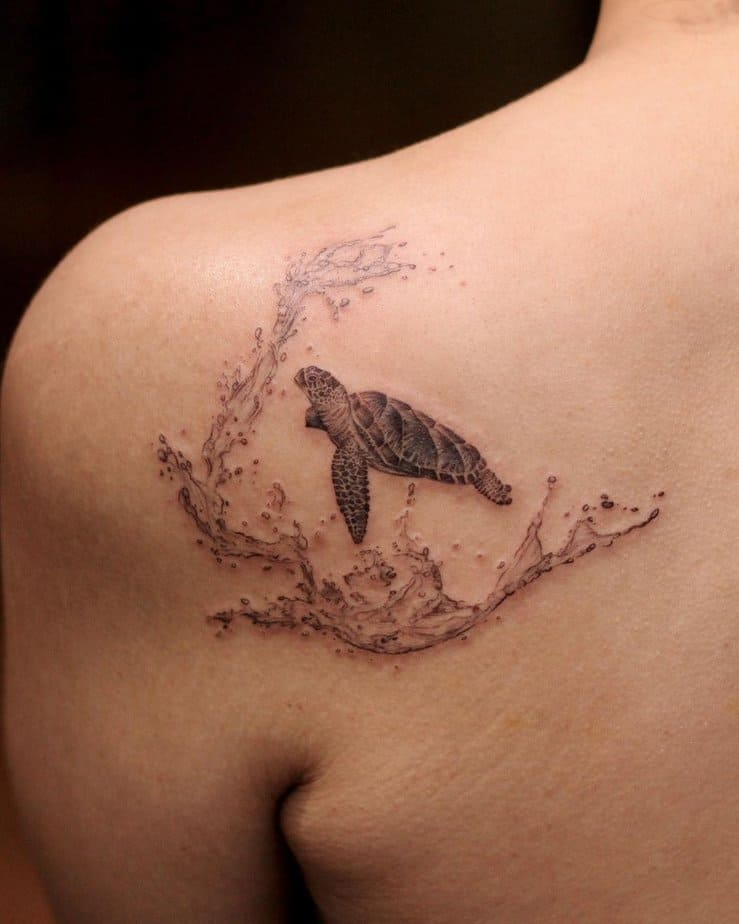 7. Tatuaggio di una scattante tartaruga marina sulla spalla
