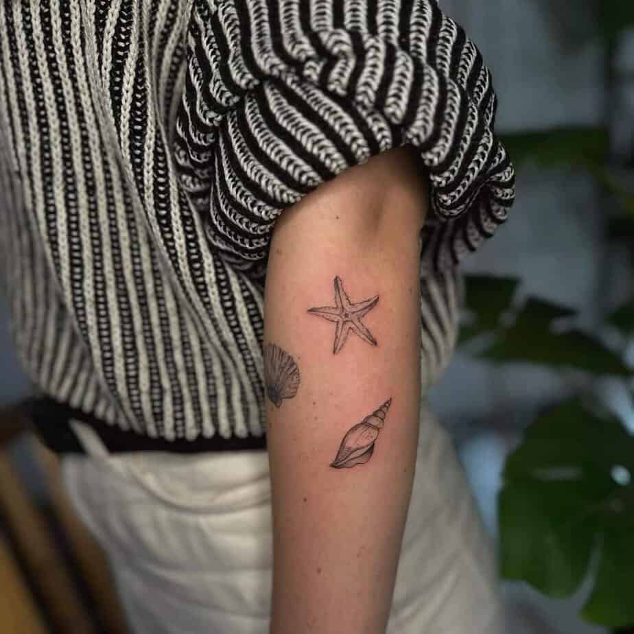 19. Un tatuaggio adesivo sulla manica con conchiglie e una stella marina
