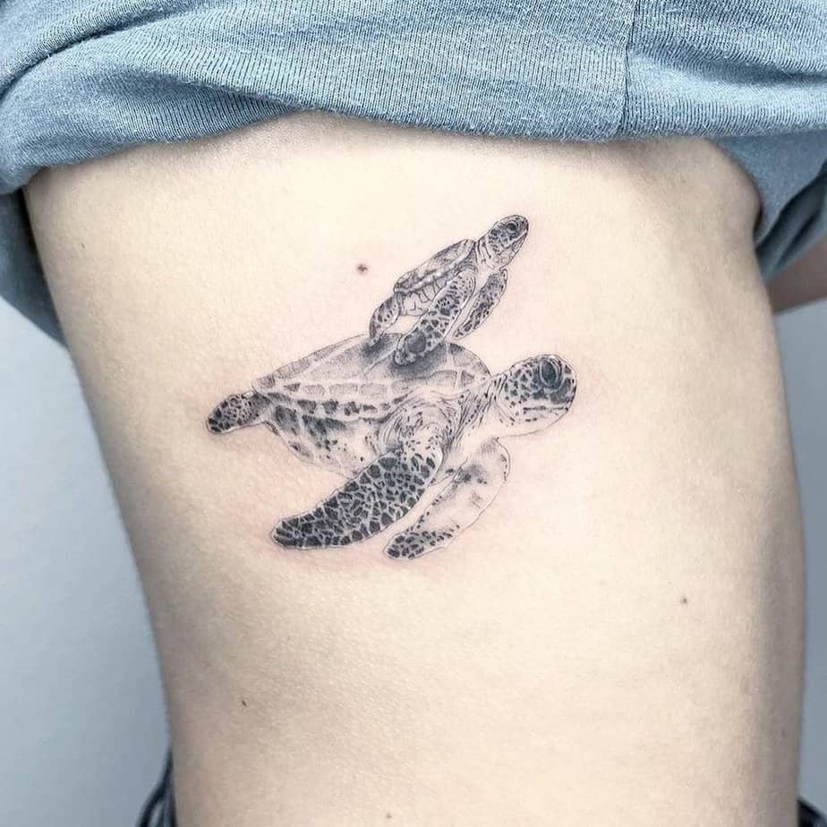 22. Tatuaggio di una madre e di un cucciolo di tartaruga marina