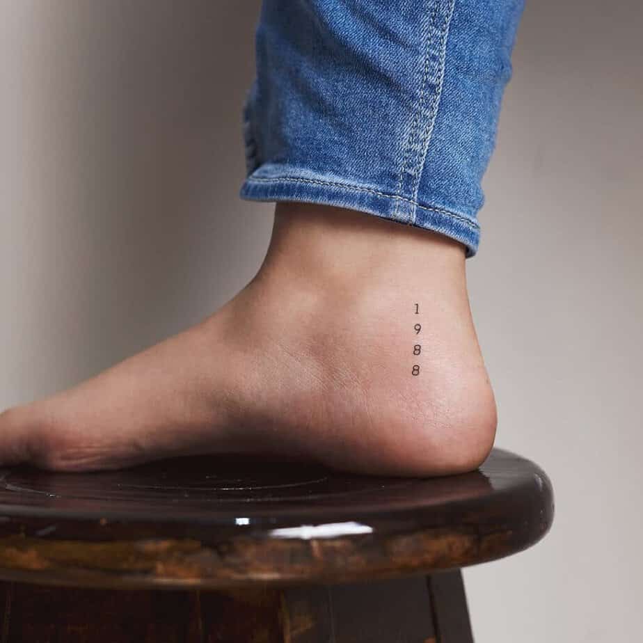 Un tatuaggio dell'anno di nascita sul piede