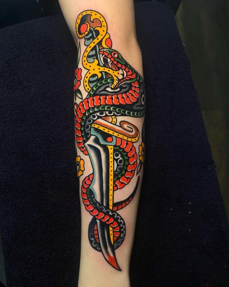Tatuaggio con serpente e fiori colorati