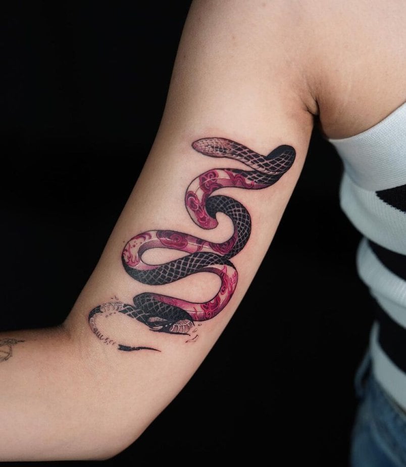 Incantevole tatuaggio con serpente e fiori