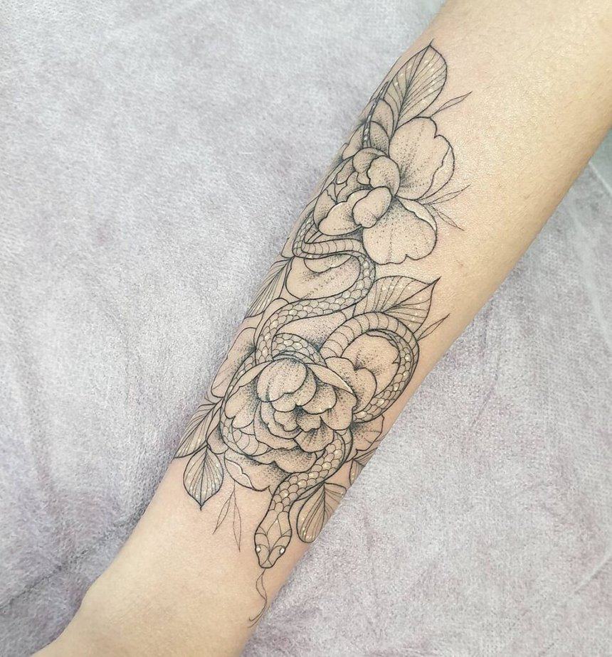 Tatuaggio con bracciale floreale a forma di serpente