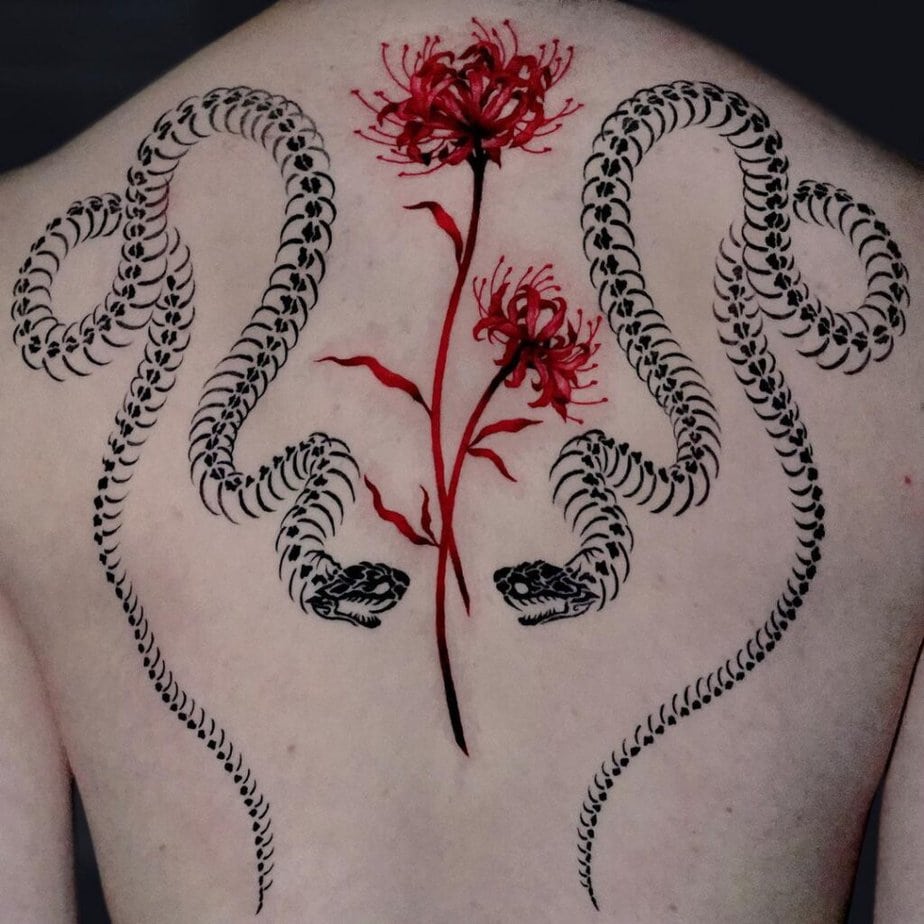 Tatuaggio scheletro di serpente con fiori