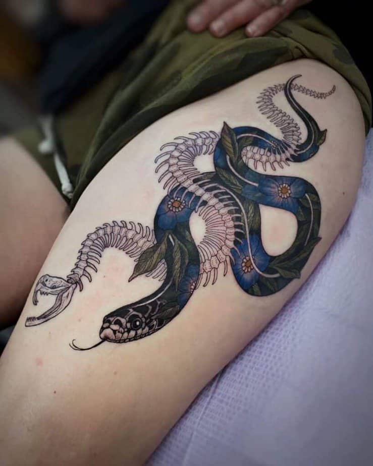 Tatuaggio scheletro di serpente con fiori