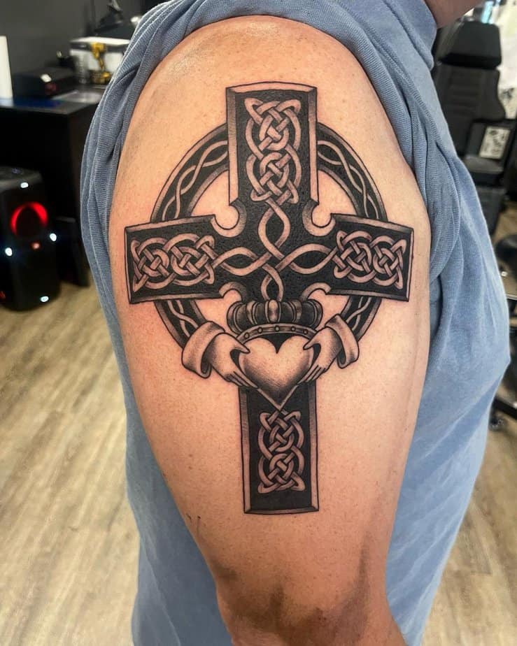 Tatuaggi con croce celtica