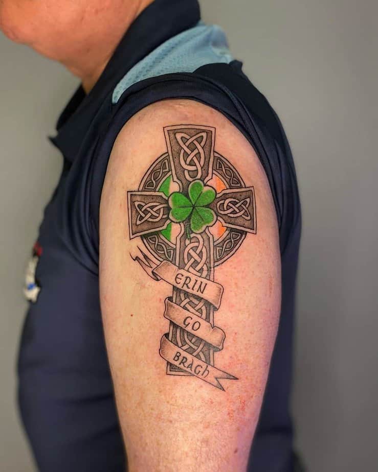 Tatuaggi con croce celtica