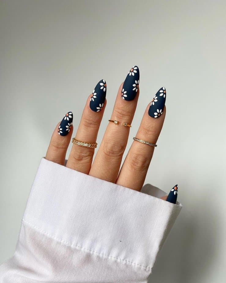 18 disegni di unghie a margherita per la più bella manicure estiva