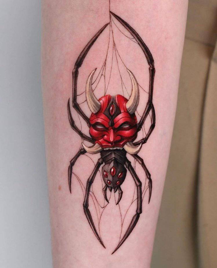 Tatuaggio con testa di ragno