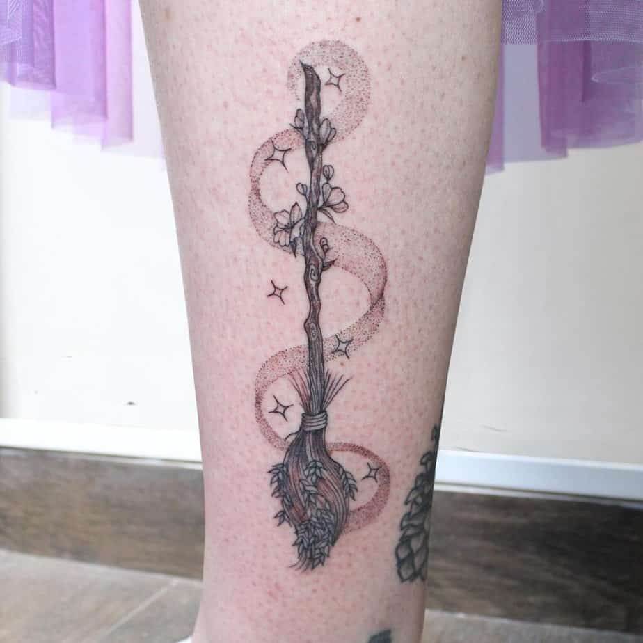 Tatuaggio incantato con disegni neri e grigi