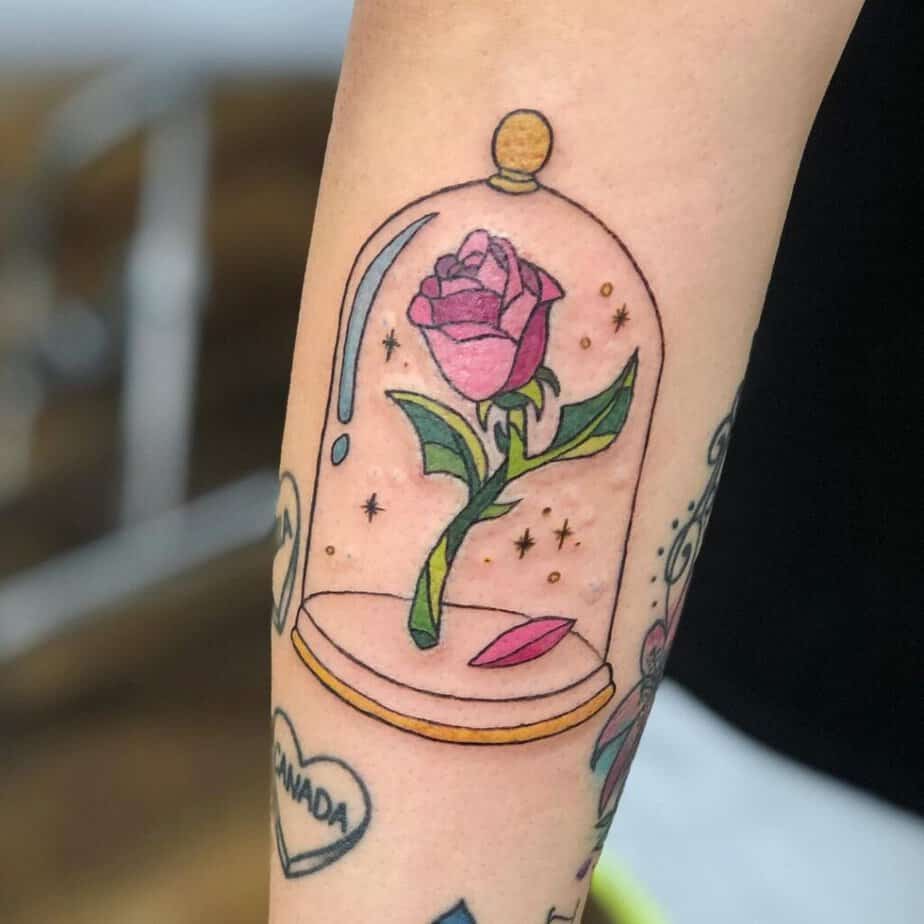 Tatuaggio con rosa incantata