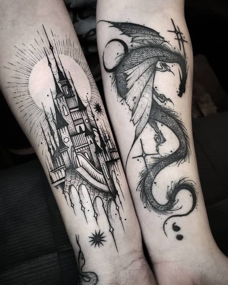 Tatuaggio incantato con disegni neri e grigi