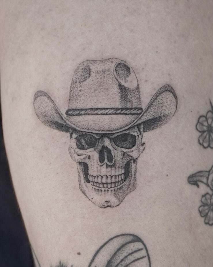 22. Un tatuaggio con teschio da cowboy 