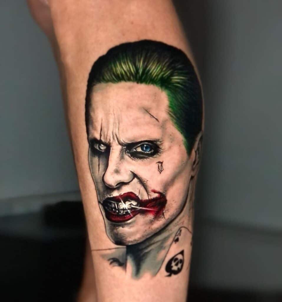 18. Il Joker di Jared Leto sulla gamba