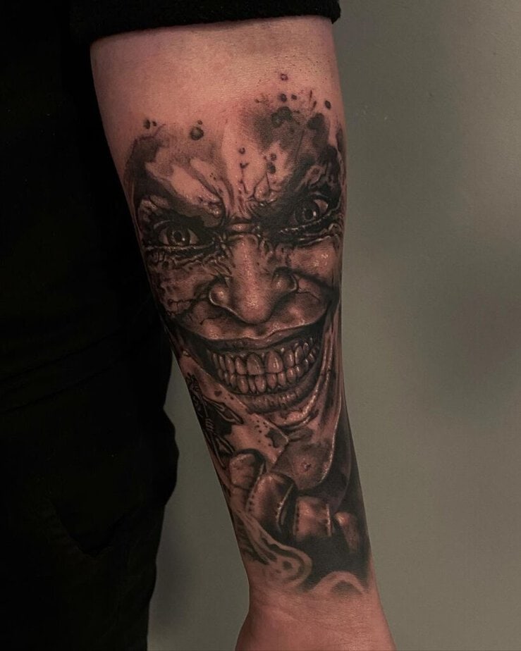 23. Un tatuaggio in primo piano del volto di Joker
