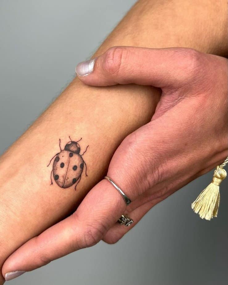 10. Un semplice tatuaggio a forma di coccinella 