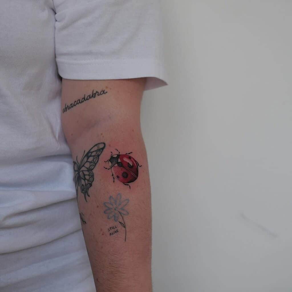 15. Un tatuaggio a forma di coccinella sulla manica