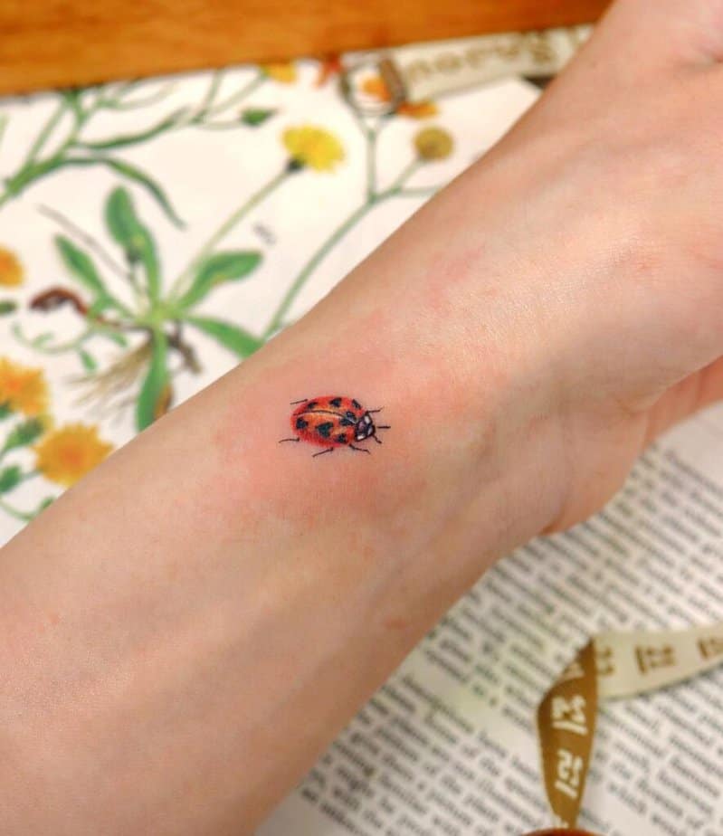 16. Un tatuaggio da polso a forma di coccinella