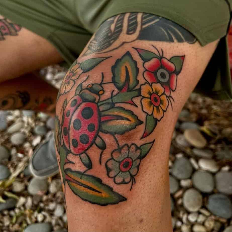 20. Un tatuaggio tradizionale a forma di coccinella sul ginocchio