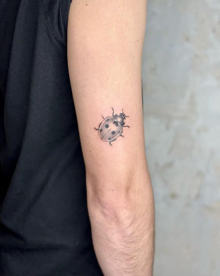 24. Un tatuaggio a forma di coccinella sul retro del braccio