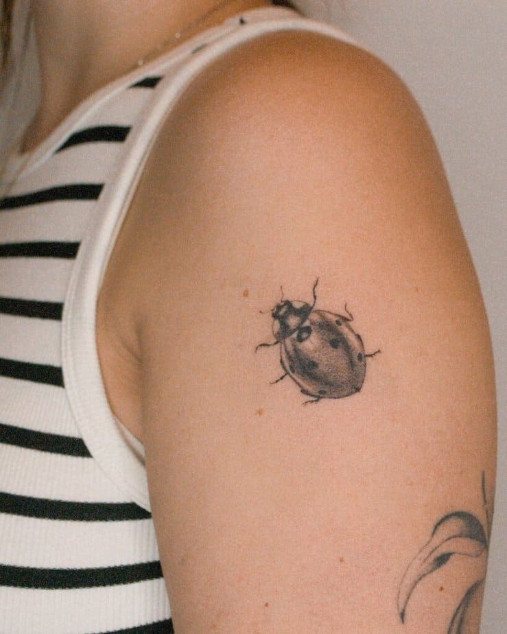 3. Un tatuaggio a forma di coccinella sulla parte superiore del braccio