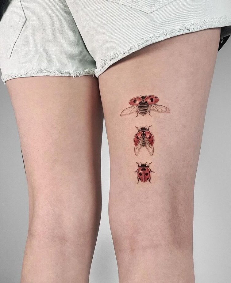 9. Un tatuaggio a forma di coccinella sul retro della gamba