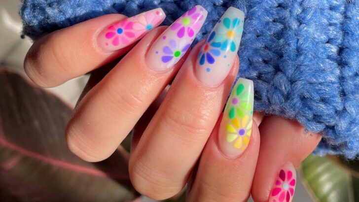 22 Daisy Nail Designs For The Cutest Summer Manicure