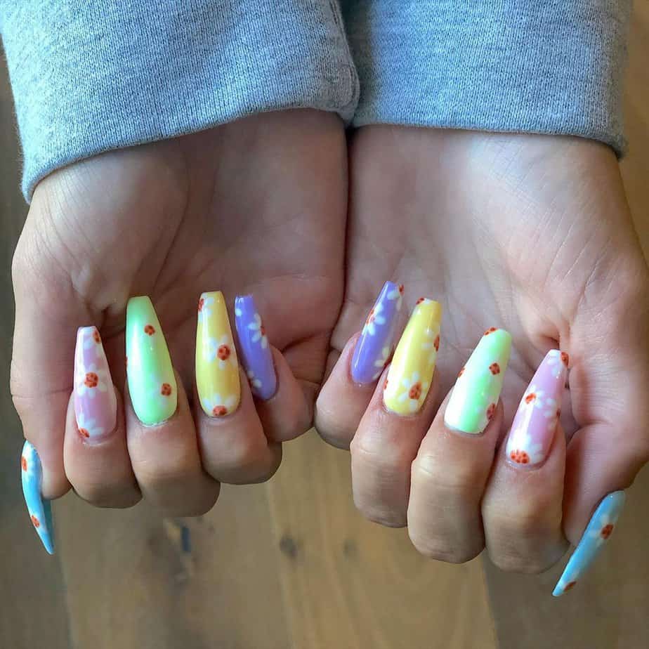 18 disegni di unghie a margherita per la più bella manicure estiva