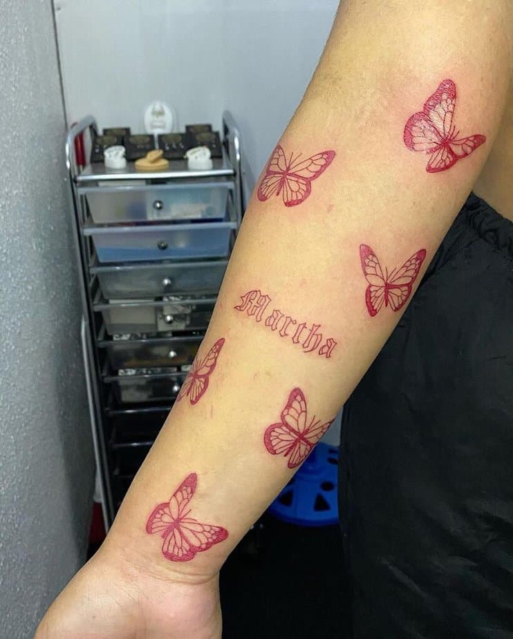10. Un tatuaggio di più farfalle sul braccio