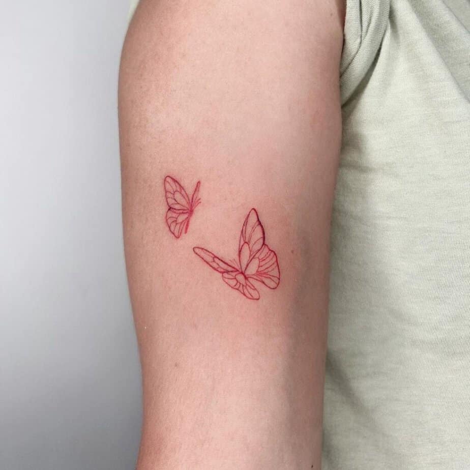 15. Un piccolo e semplice tatuaggio a farfalla sulla parte superiore del braccio
