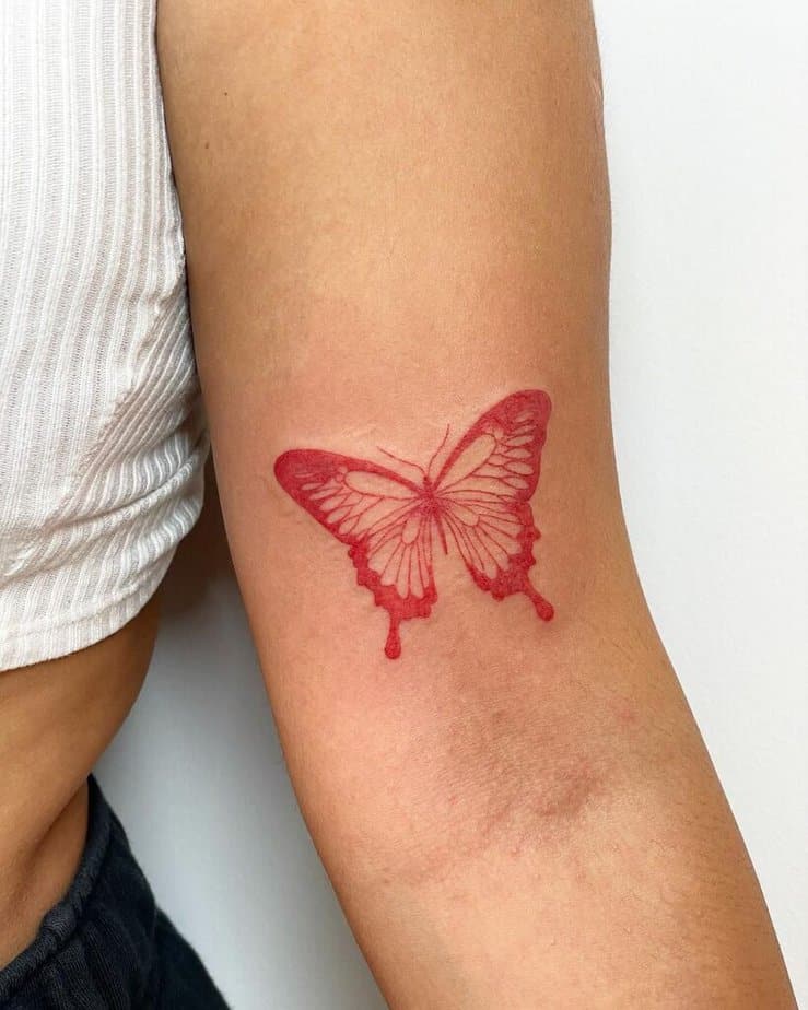 17. Un delicato tatuaggio a forma di farfalla rossa 