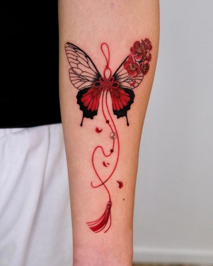 24. Tatuaggio di una farfalla rossa norigae