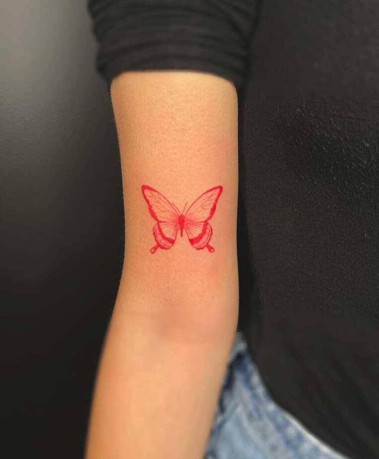 3. Tatuaggio del bicipite con farfalla rossa 
