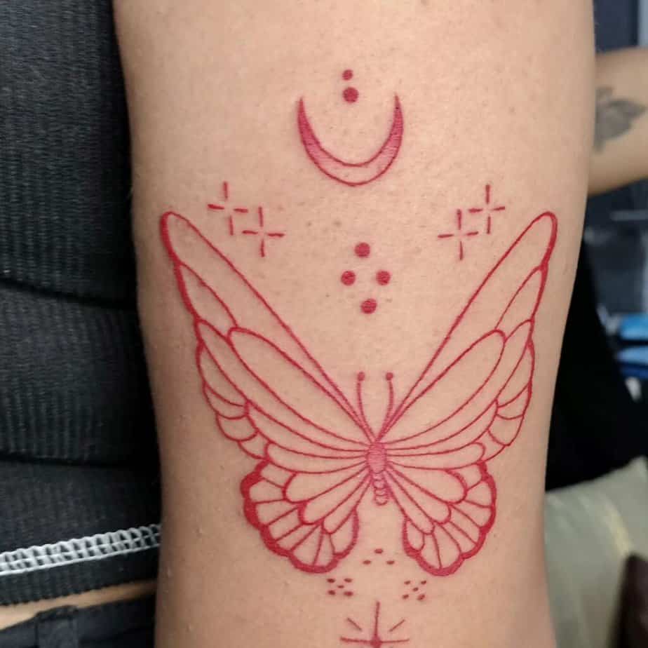 8. Tatuaggio a farfalla rossa con punti e ornamenti 